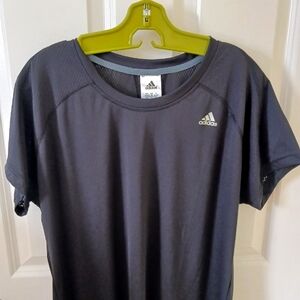Adidas Black Short Sleeve Tee with Relaxed Fit and Moisture-Wicking Fabric